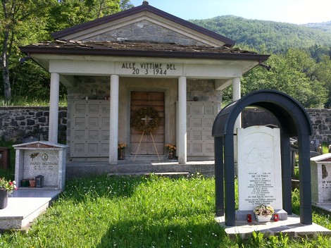 Sacrario dei martiri di Cervarolo: monumento commemorativo alle vittime del 20 marzo 1944, immerso nella natura.