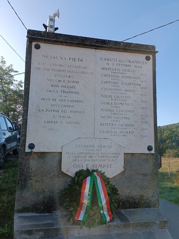 Lapide commemorativa dei caduti della Bandita di Cassinelle, con i loro nomi e le date della commemorazione.