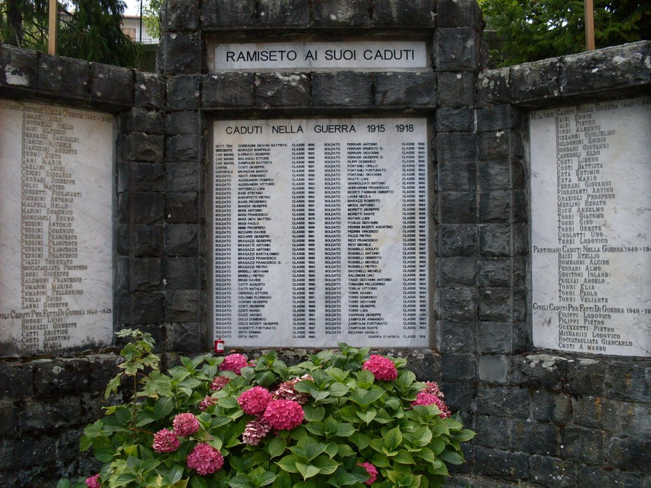 Monumento ai Caduti di Ramiseto, commemorazione dei caduti nella Prima Guerra Mondiale con nominativi incisi.