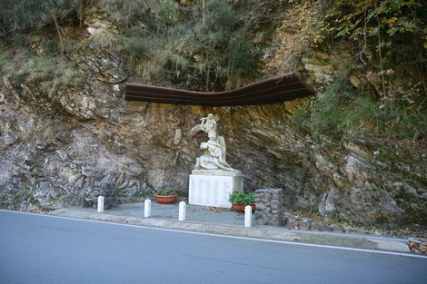 Monumento dell'eccidio di Forno, commemorazione della memoria e del sacrificio dei caduti.