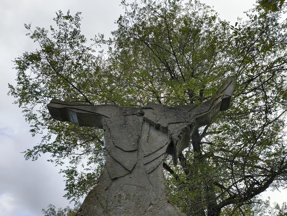 Rovine di San Martino: monumento in pietra circondato da alberi, simbolo di un passato storico e culturale.
