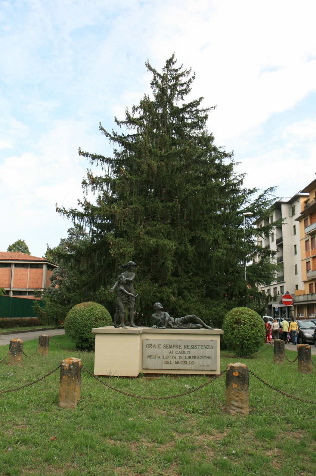 Monumento ai caduti della Resistenza del Mugello, omaggio alla lotta per la libertà e memoria storica.