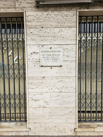 Lapide commemorativa a Braga che ricorda la resistenza contro il regime fascista nel 1945.