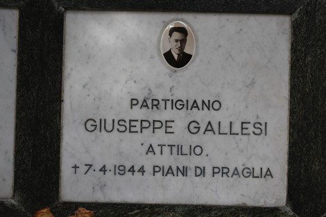 Sacrario dei caduti per la Liberazione, con lapidi in marmo e fotografie commemorative dei partigiani.