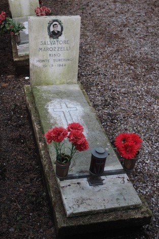 Tomba commemorativa con fiori rossi, dedicata a Salvatore Marozzelli, caduto per la libertà.
