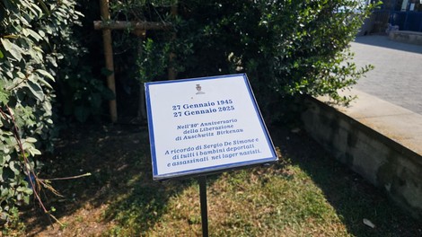 Immagine commemorativa che ricorda i bambini deportati e uccisi nei lager, con un olivo in evidenza.