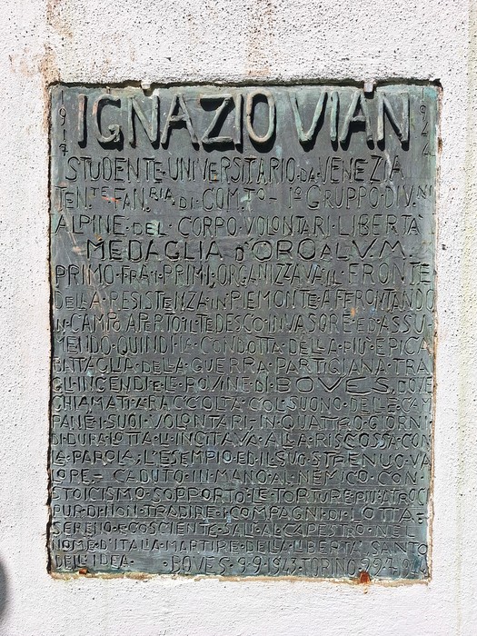 Monumento a Vian, una placca commemorativa dedicata a Ignazio Vian, studente e partigiano.