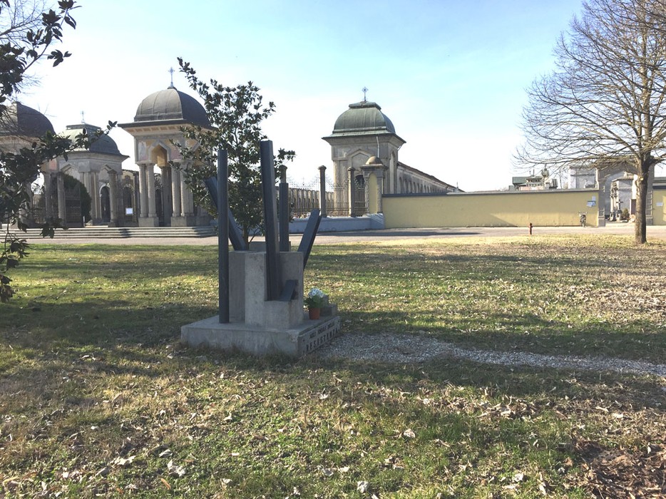 Monumento alla Resistenza di Gambolò, simbolo di commemorazione e libertà, immerso in un contesto verde e sereno.