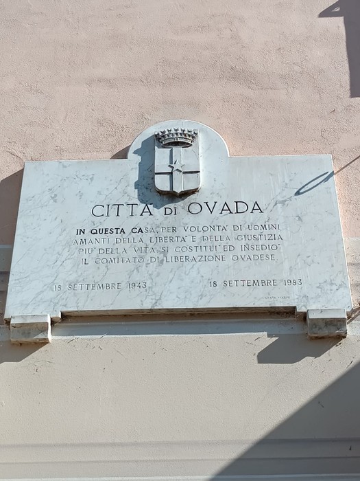 Lapide commemorativa dedicata al Comitato di Liberazione Ovadese, situata a Ovada, risalente al 1943.