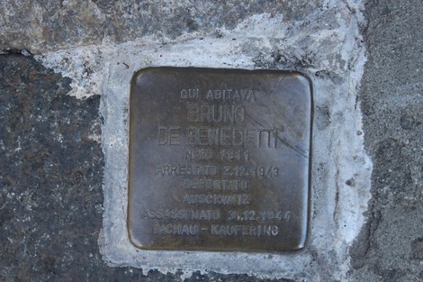 Pietra d'inciampo in memoria di Bruno De Benedetti, commemorativa di arresto e deportazione nel 1943.