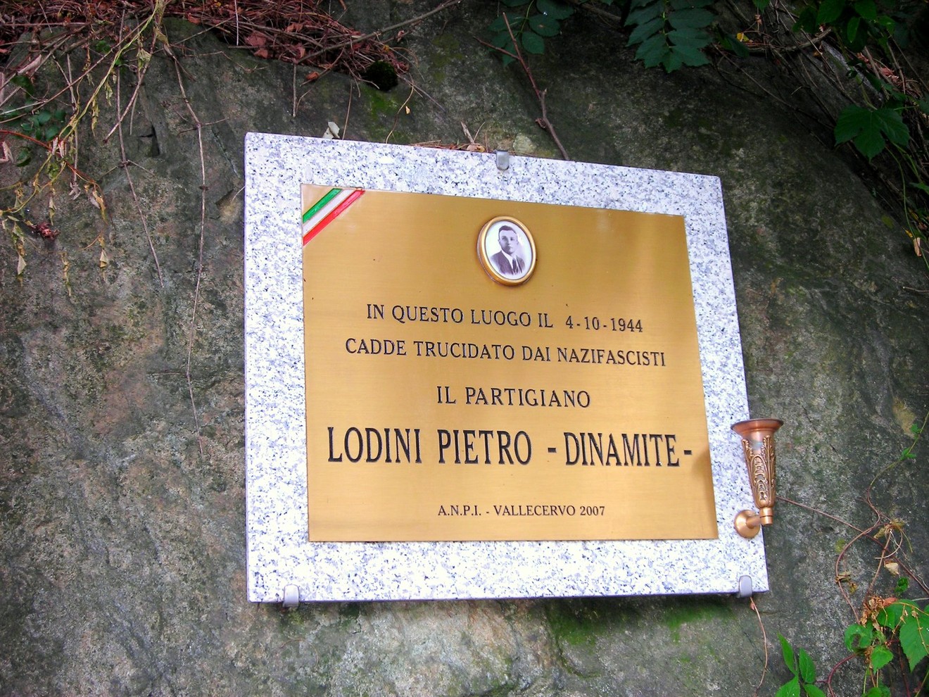 Targa commemorativa in memoria di Lodini Pietro, partigiano trucidato dai nazifascisti il 4 ottobre 1944.