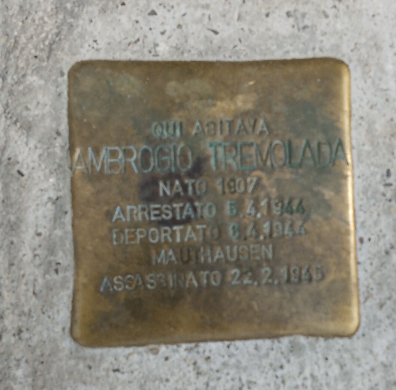 Pietra d'inciampo dedicata a Ambrogio Tremolada, commemorativa delle sue sofferenze durante la guerra.