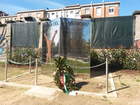 Monumento ai caduti di Campo Giuriati, dedicato alla memoria dei defunti, circondato da aiuole e verde.