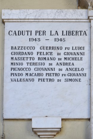 Lapidi commemorative in marmo dedicate ai caduti per la libertà del 1943-1945.