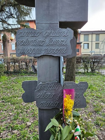 Monumento della Resistenza di Montecavolo con iscrizioni commemorative e fiori.