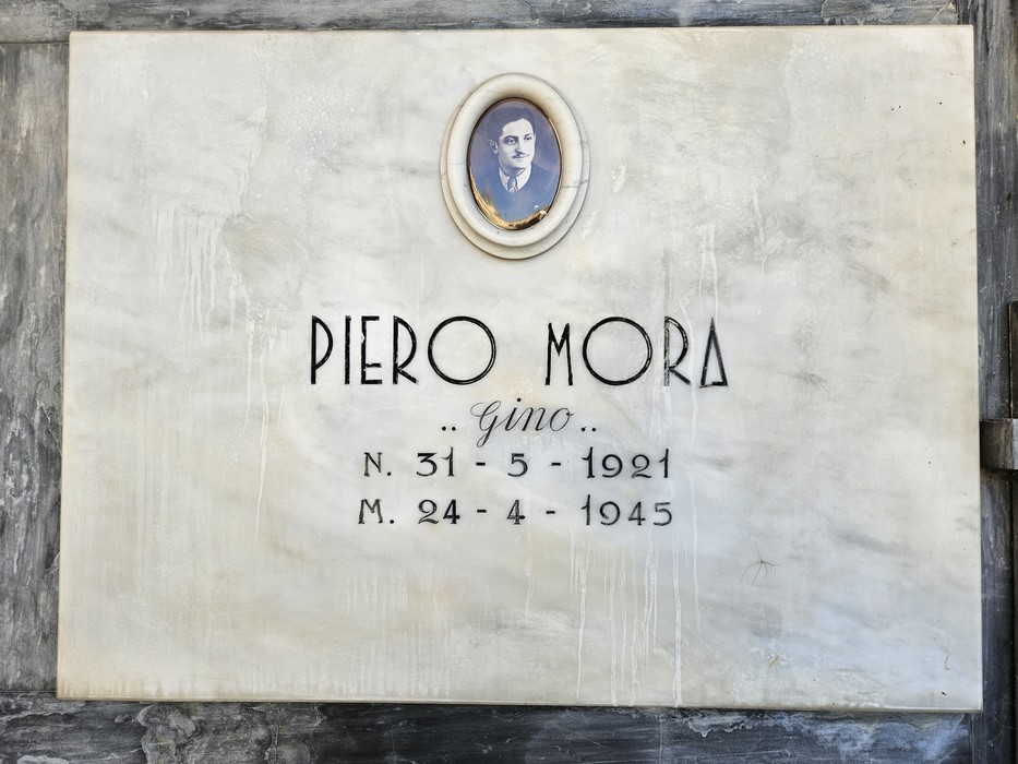 Lapide in marmo con ritratto ovale e iscrizione dedicata a un caduto della Resistenza.