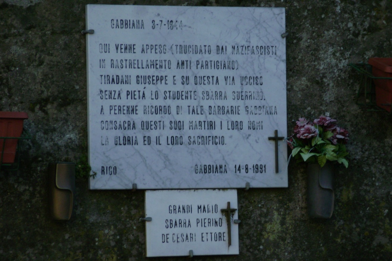 Lapide commemorativa dedicata a Tiradani e Guerrino, in ricordo del loro sacrificio. Cabbiana, 1991.