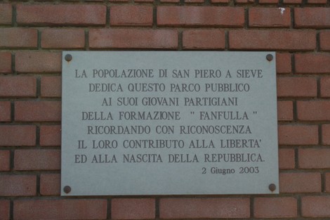 Lapide commemorativa dedicata ai partigiani della Brigata "Fanfulla" nel parco pubblico di San Piero a Sieve.