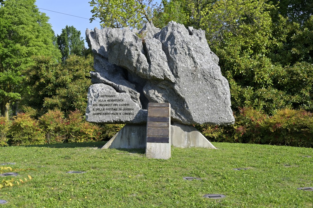 Monumento alla Resistenza, una grande roccia commemorativa circondata da verde e natura.
