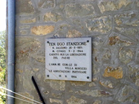Lapide commemorativa dedicata a Ugo Stanzione, partigiano caduto per la libertà, posta a Villa Minozzo.