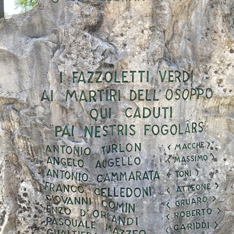Monumento ai martiri della Osoppo, commemorazione delle vittime e simbolo di resistenza nella storia italiana.