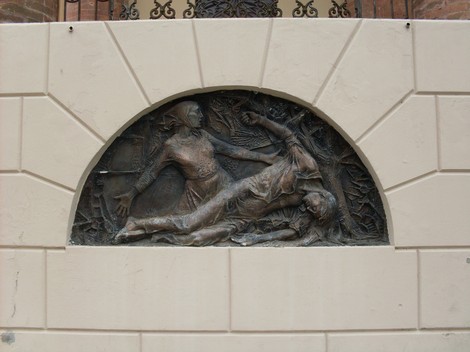 Lapide commemorativa del trentesimo anniversario della Liberazione di Rio Saliceto, raffigurante figure simboliche.