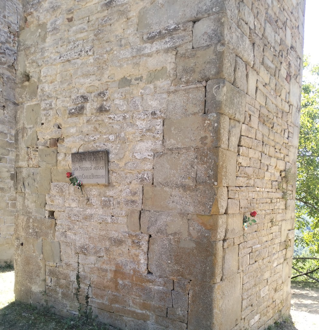 Lapide commemorativa dedicata ai civili e partigiani in segno di memoria e rispetto.