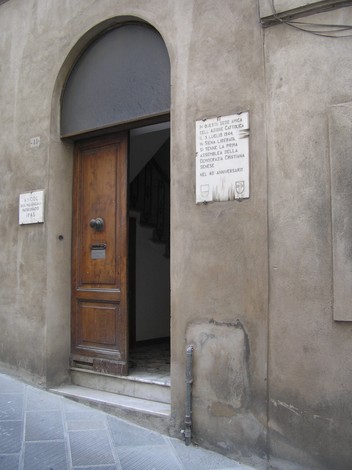 Lapide che commemorano l'assemblea della Democrazia Cristiana, affissa su un muro accanto a un'entrata.