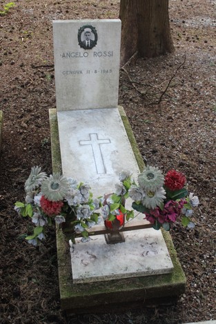 Tombe perpetue dedicate ai caduti per la Libertà, con fiori e una croce su una lapide.