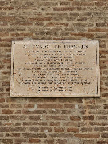 Lapide commemorativa dedicata a Angelo Fortunato Formiggini, inserita in un contesto storico e culturale.