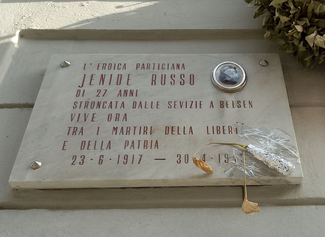 Lapide commemorativa dedicata a Jenide Russo, partigiana, in memoria della sua eroica vita e sacrificio.