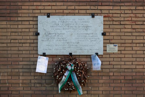Lapide commemorativa con corona di fiori, dedicata ai caduti per la libertà a Savegna.