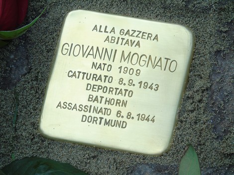 Pietra d'inciampo dedicata a Giovanni Mognato, commemorando la sua storia di vita e persecuzione.
