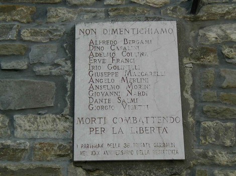 Lapide commemorativa ai caduti partigiani di Casetta, in onore dei combattenti per la libertà.