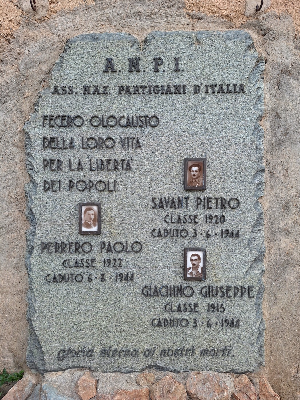 Lapide commemorativa dedicata a Savant, Perrero e Giachino, in memoria delle vittime della libertà.