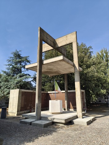 Il Sacrario dei Caduti di Gaggio, monumento commemorativo con struttura moderna e bandiera.
