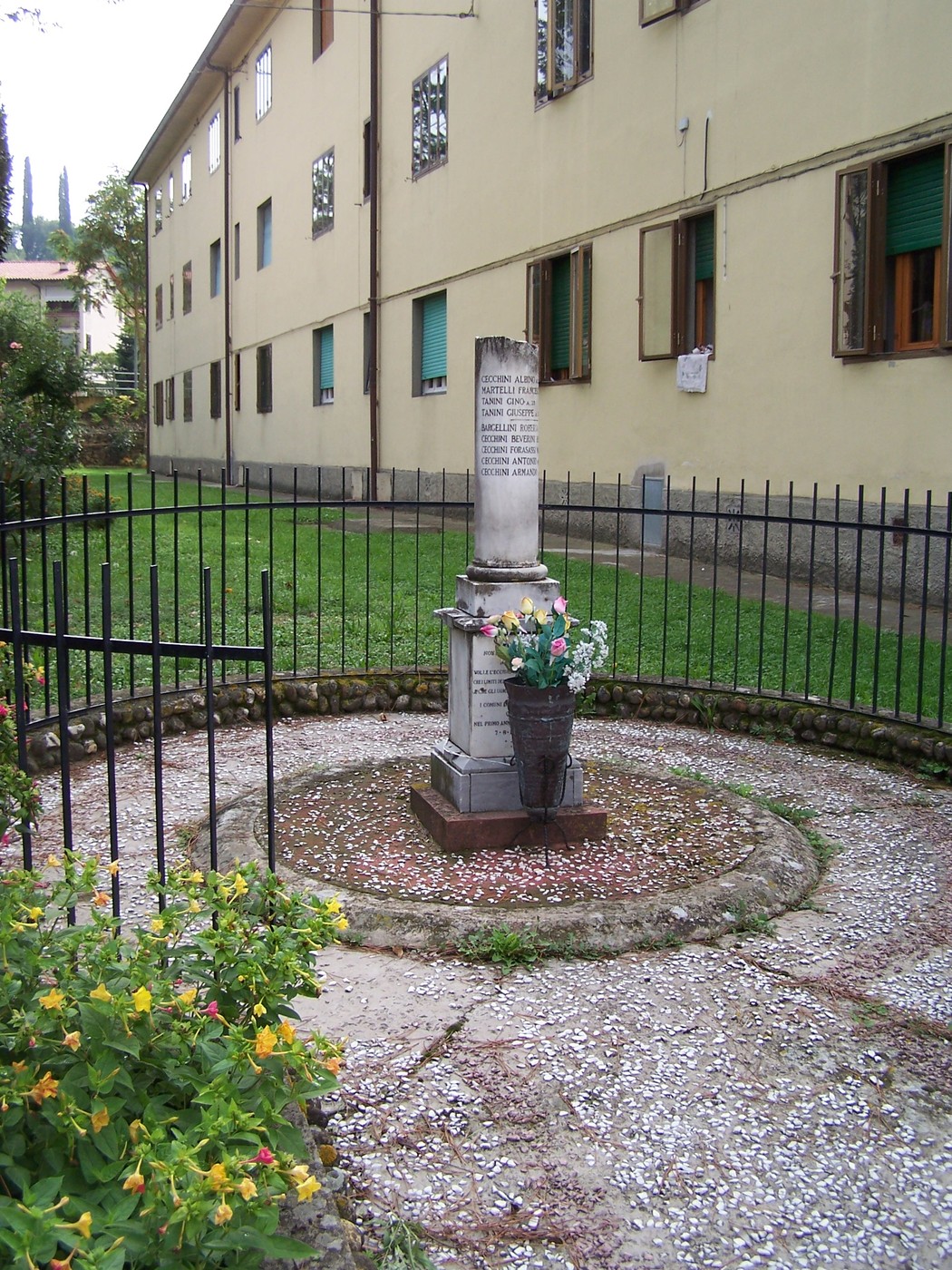 Cippo di Contea, monumento storico circondato da un giardino, simbolo di memoria e cultura locale.