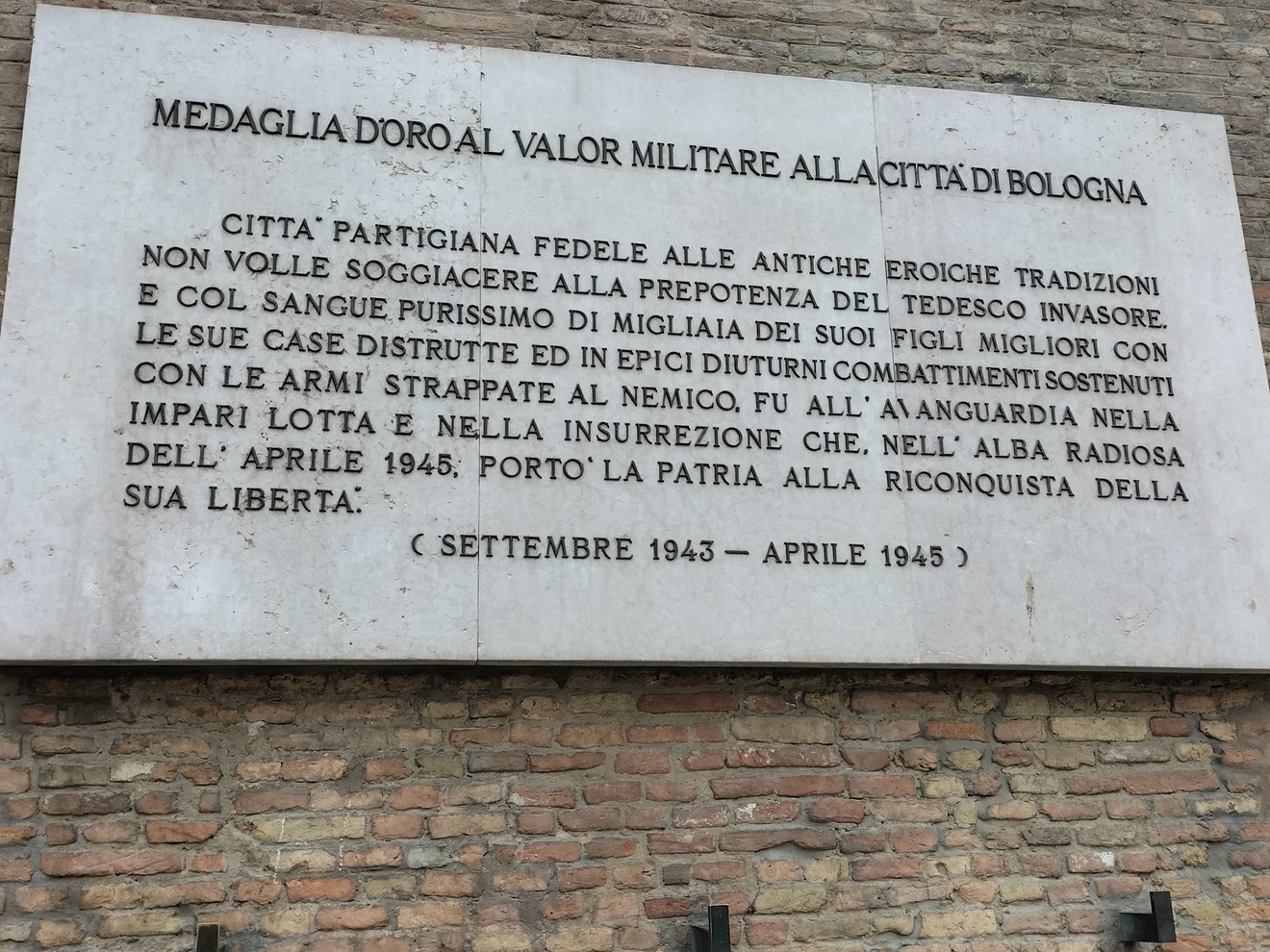 Lapide commemorativa dedicata alla medaglia d'oro al valor militare per la città di Bologna.