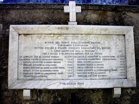 Lapide commemorativa ai caduti, situata nel cimitero, in onore delle vittime dei conflitti.