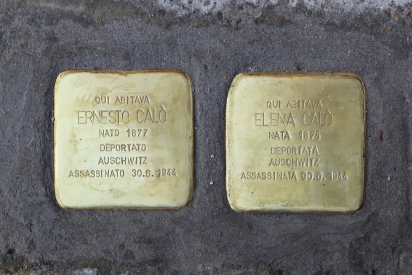 Pietre d'inciampo dedicate a Ernesto ed Elena Calò, vittime della deportazione ad Auschwitz.