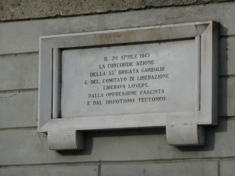 Lapide commemorativa della Liberazione di Lovere, risalente al 26 aprile 1945.