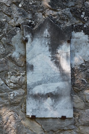 Vecchi sepolcri del cimitero di San Martino, caratterizzati da lapidi in pietra e atmosfera storica.