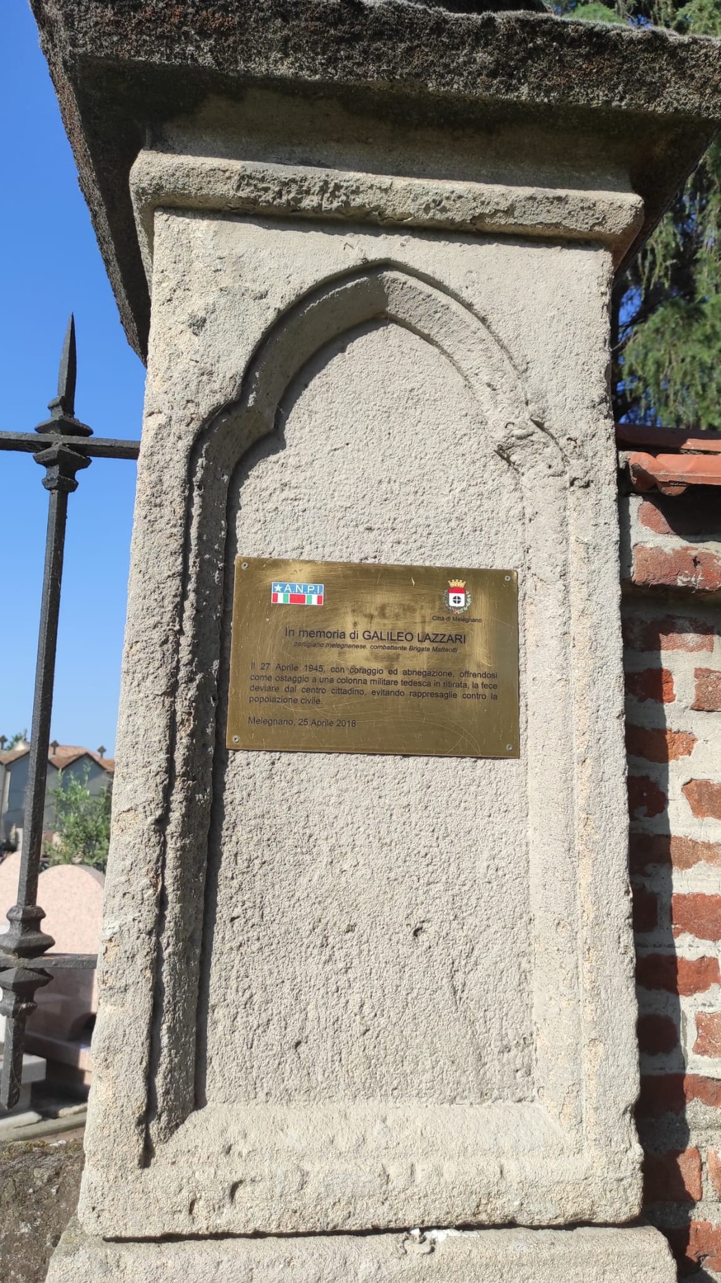 Targa commemorativa dedicata a Galileo Lazzari, situata in un contesto storico e culturale.
