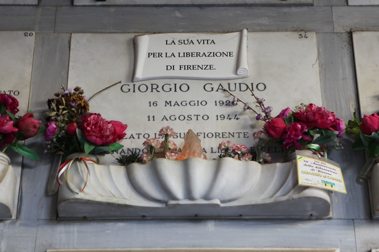 Sepolcro di Giorgio Gaudio, simbolo di dedizione per la liberazione di Firenze, adornato di fiori.