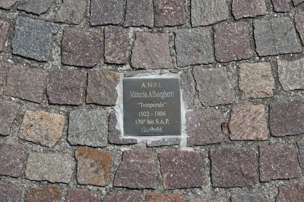 Pietre d'inciampo dedicate ai partigiani, commemorazione di Vittorio Alborghetti.