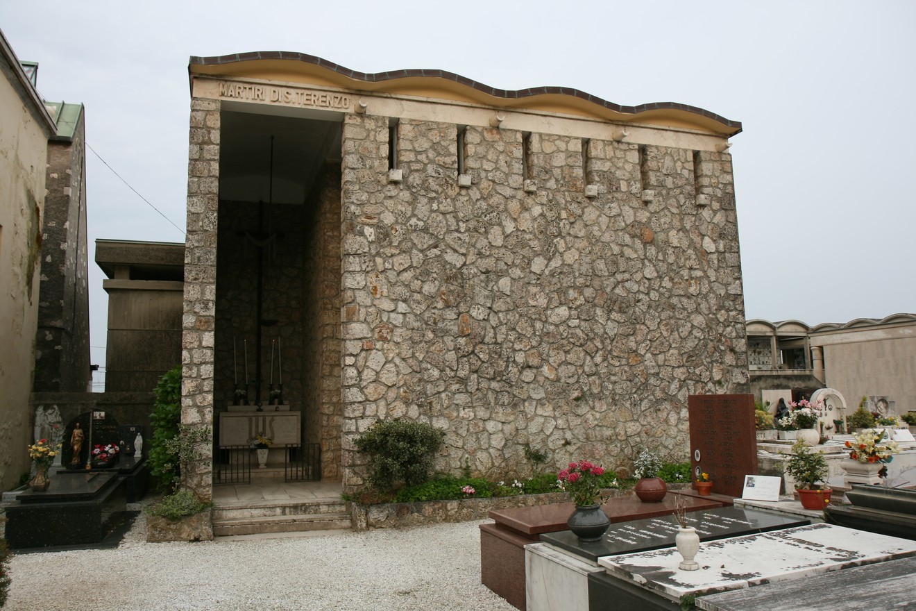Sacrario dei martiri di San Terenzo, struttura in pietra con un'atmosfera di serenità e ricordo.