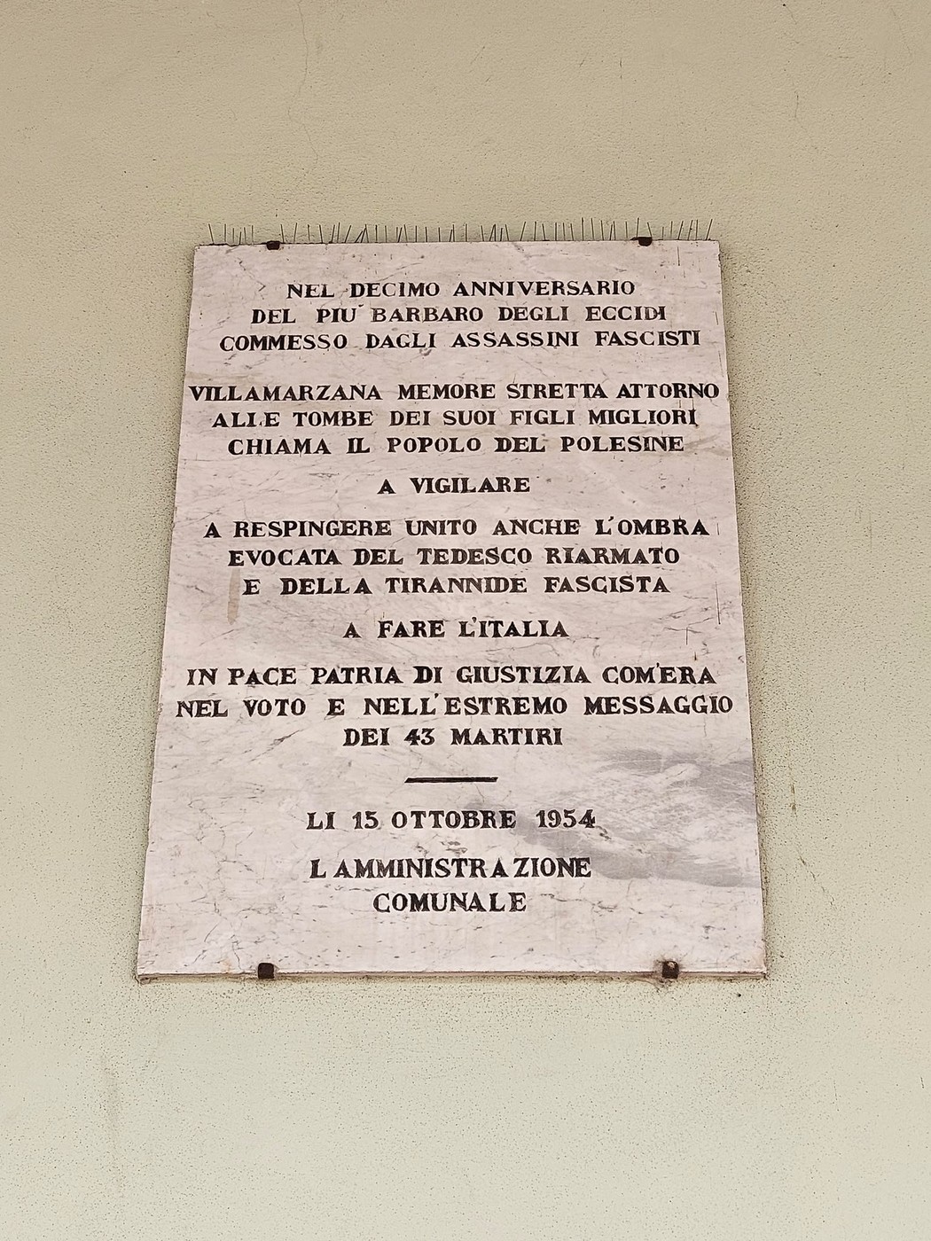 Lapide commemorativa per le vittime dell'eccidio di Villamarzana, ricordando i martiri del fascismo.
