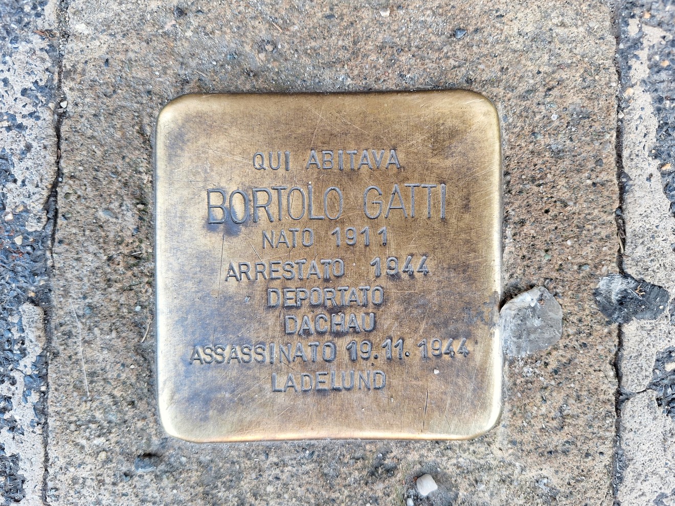 Pietra d'inciampo in memoria di Bortolo Gatti, vittima della persecuzione nazista, installata in una strada.