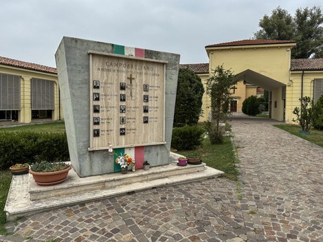 Sacrario dei caduti per la libertà di Campogalliano, monumento in pietra con nomi dei caduti e decorazioni.