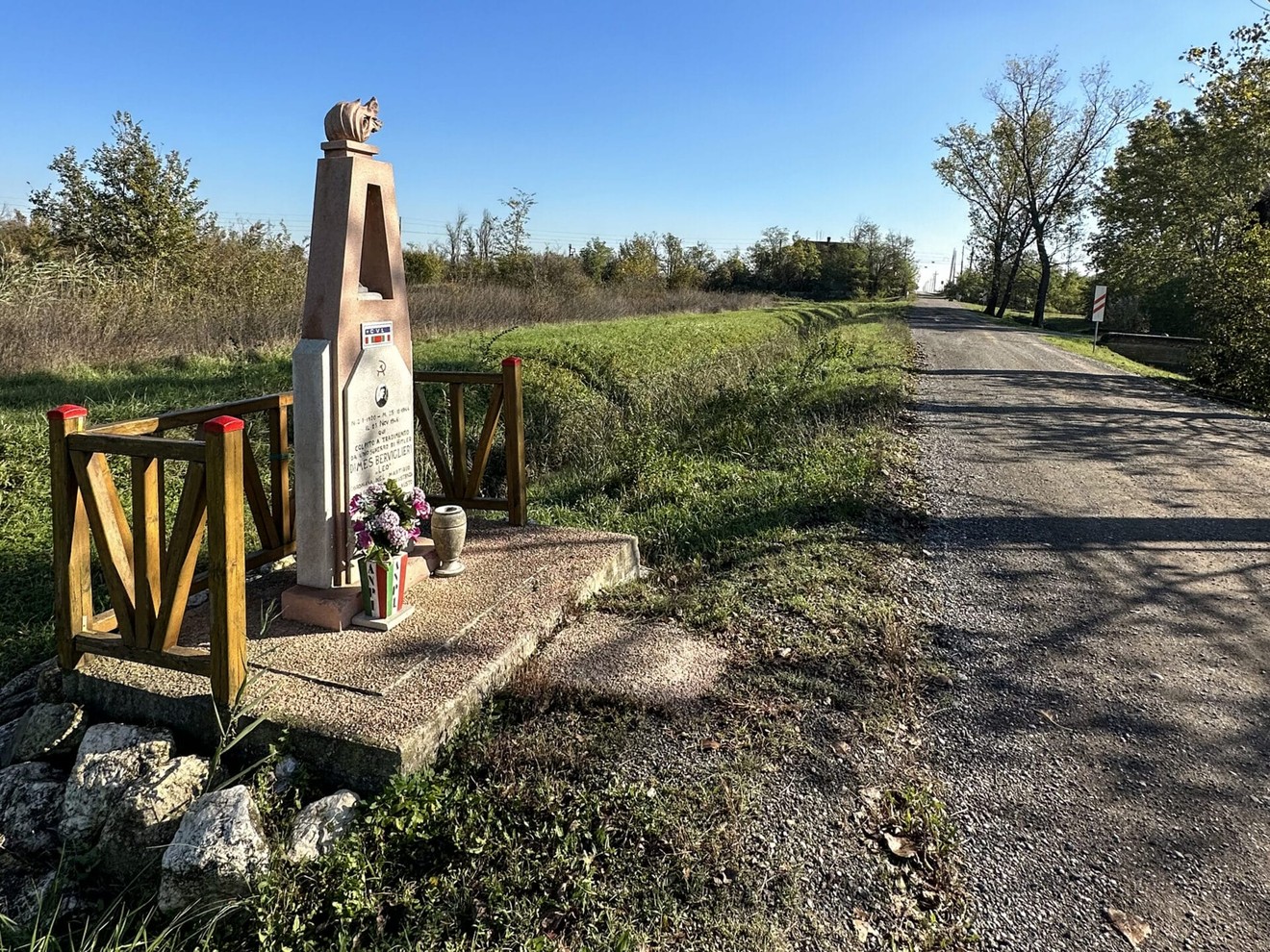 Monumento a Berviglieri immerso nella natura, lungo una strada serena e panoramica.